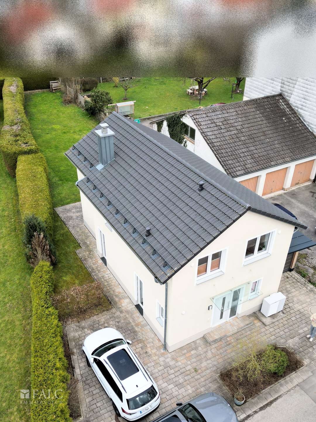 Aussen - Drohnenaufnahme mit Garten